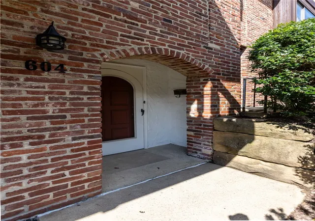 Photo 3 of Condo for sale at 604 Maplewood Ct, Ross Twp, PA 15237 | MLS# 1770856 | Listing updated on 2026-10-10