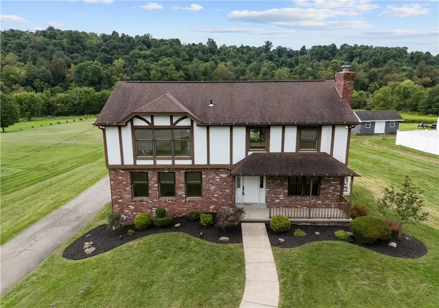 Photo 1 of Single family home for sale at 822 Venetia Rd, Peters Twp, PA 15367 | MLS# 1770819 | Listing updated on 2026-09-14