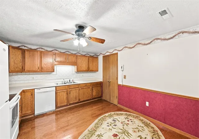 Listing Photo 5 - Condo for sale in building located at 2850 Edgecliff Rd, Lower Burrell, PA 15068 - Unit #35