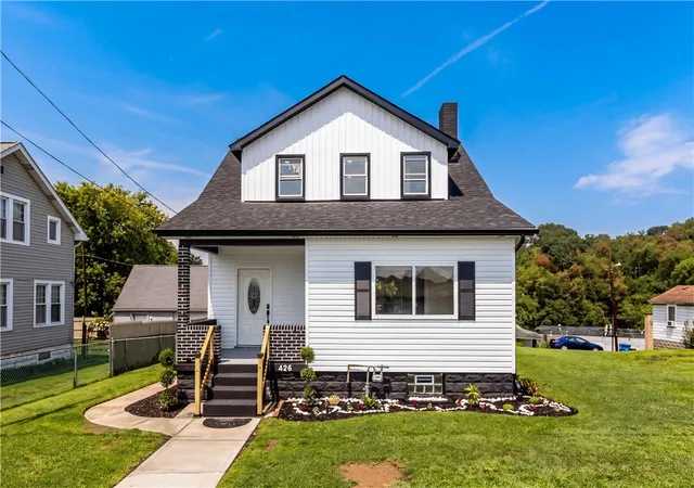 Photo 2 of Single family home for sale at 425 Peterson St, Mc Keesport, PA 15132 | MLS# 1771890 | Listing updated on 2026-09-13