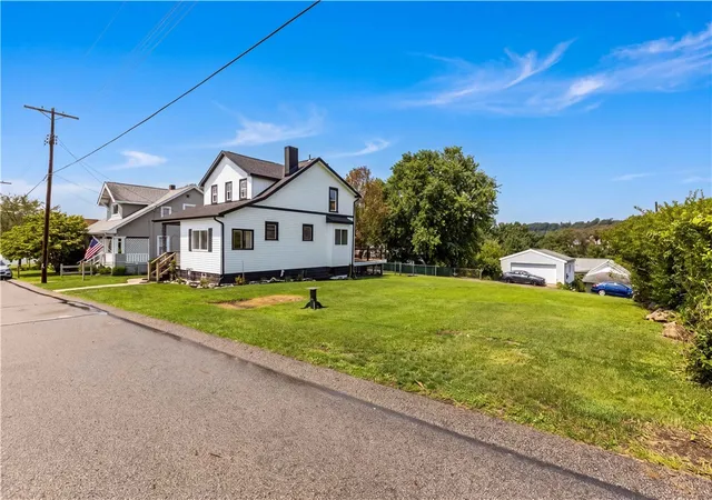 Photo 3 of Single family home for sale at 425 Peterson St, Mc Keesport, PA 15132 | MLS# 1771890 | Listing updated on 2026-09-13