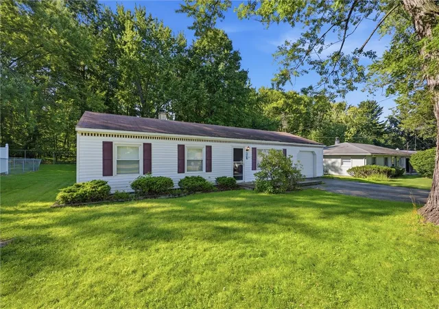 Photo 2 of Single family home for sale at 915 Clarksville Rd, Hermitage, PA 16148 | MLS# 1771219 | Listing updated on 2026-10-07