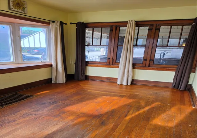 Photo 3 of Single family home for sale at 526 Roup St, Tarentum, PA 15084 | MLS# 1772241 | Listing updated on 2026-09-10