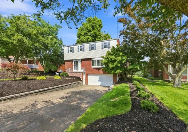 Photo 3 of Single family home for sale at 139 Maryland Dr, Scott Twp, PA 15106 | MLS# 1771918 | Listing updated on 2026-10-09