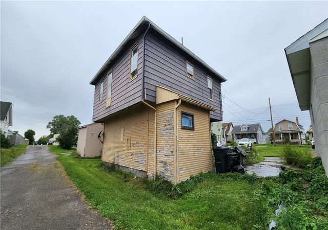 Photo 2 of Single family home for sale at 1012 Adams St, New Castle, PA 16101 | MLS# 1772369 | Listing updated on 2026-10-16