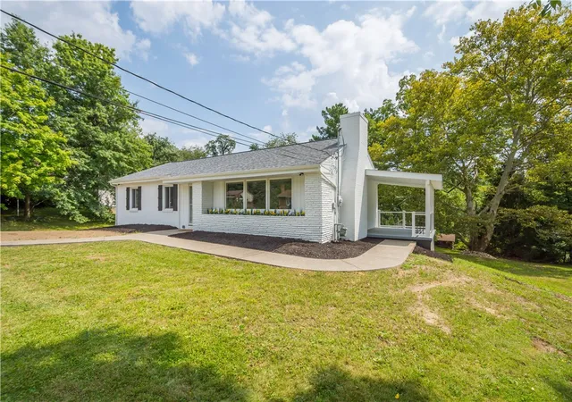 Photo 2 of Single family home for sale at 207 Grandview Dr, Peters Twp, PA 15317 | MLS# 1772352 | Listing updated on 2026-09-02