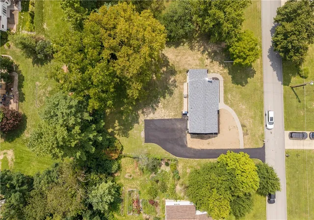 Photo 3 of Single family home for sale at 207 Grandview Dr, Peters Twp, PA 15317 | MLS# 1772352 | Listing updated on 2026-09-02