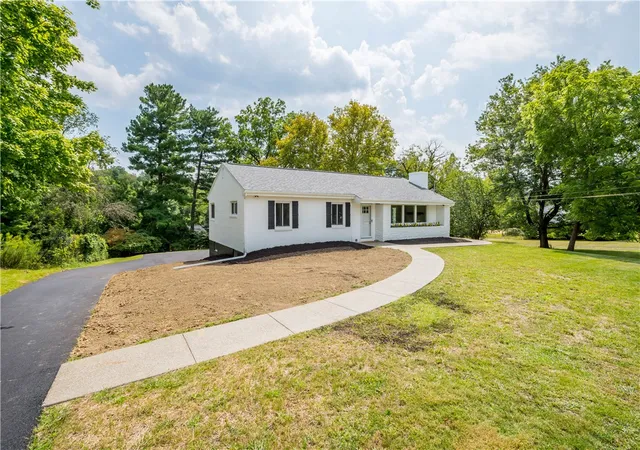 Photo 3 of Single family home for sale at 207 Grandview Dr, Peters Twp, PA 15317 | MLS# 1772352 | Listing updated on 2026-09-02
