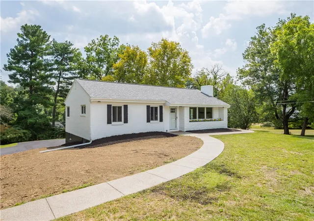 Photo 4 of Single family home for sale at 207 Grandview Dr, Peters Twp, PA 15317 | MLS# 1772352 | Listing updated on 2026-09-02
