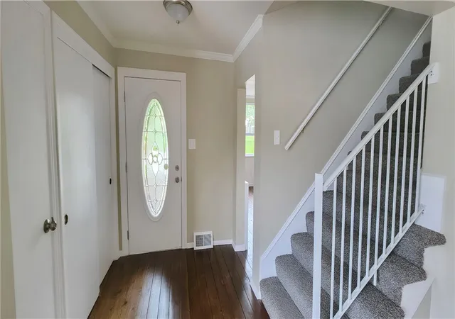Photo 4 of Single family home for sale at 702 Neal St, New Castle, PA 16101 | MLS# 1772396 | Listing updated on 2026-09-01