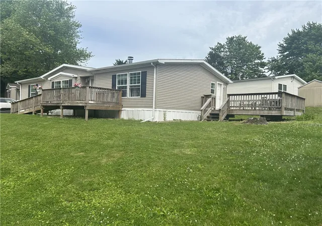 Photo 2 of Manufactured home for sale at 126 York Rd, Cranberry Twp, PA 16066 | MLS# 1772430 | Listing updated on 2026-09-02