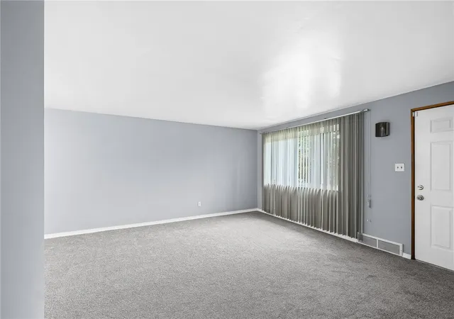 Photo 3 of Single family home for sale at 137 Eastminster Dr, Verona, PA 15147 | MLS# 1772438 | Listing updated on 2026-09-19