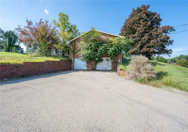 Photo 3 of Single family home for sale at 113 Sterling Run Rd, Hempfield Twp, PA 15601 | MLS# 1772175 | Listing updated on 2026-09-11
