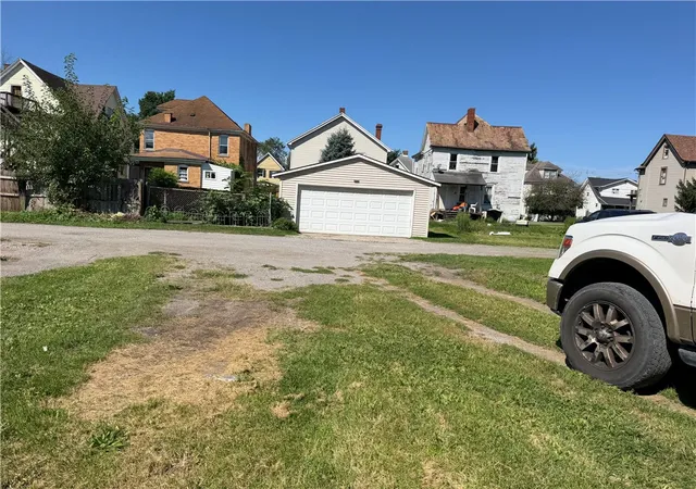 Photo 2 of Multi family home for sale at 711 Carlisle St, New Castle, PA 16105 | MLS# 1772468 | Listing updated on 2026-09-01