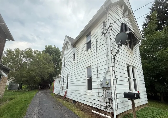 Photo 3 of Multi family home for sale at 886 N Sharpsville Ave, Sharon, PA 16146 | MLS# 1772485 | Listing updated on 2026-10-07