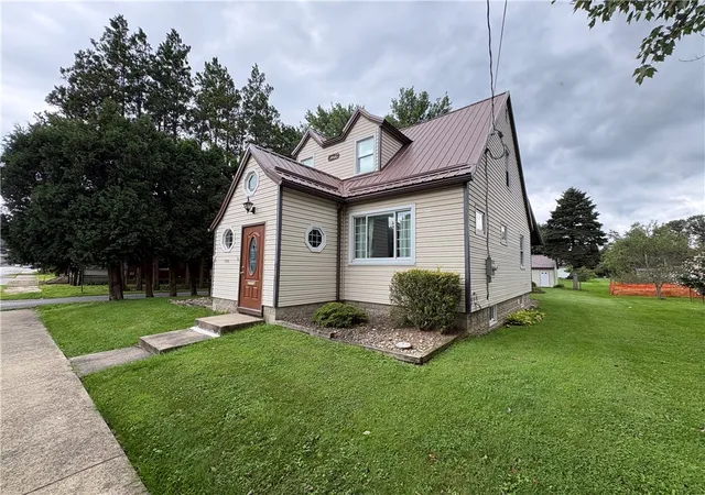 Photo 2 of Single family home for sale at 300 Elk St, Punxsutawney Area School District, PA 15767 | MLS# 1772497 | Listing updated on 2026-09-25