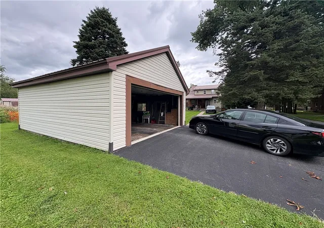 Photo 4 of Single family home for sale at 300 Elk St, Punxsutawney Area School District, PA 15767 | MLS# 1772497 | Listing updated on 2026-09-25