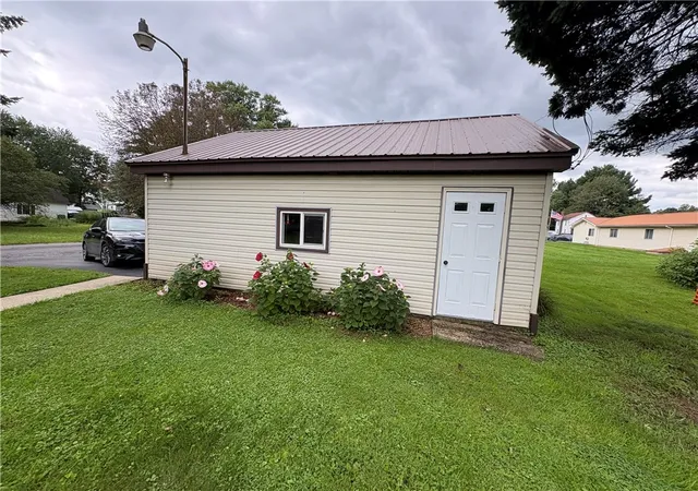 Photo 6 of Single family home for sale at 300 Elk St, Punxsutawney Area School District, PA 15767 | MLS# 1772497 | Listing updated on 2026-09-25