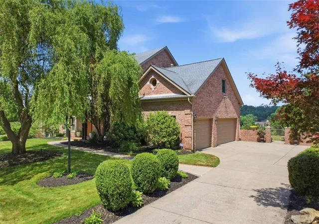 Photo 3 of Single family home for sale at 122 Radcliff Dr, Ross Twp, PA 15237 | MLS# 1772426 | Listing updated on 2026-09-14