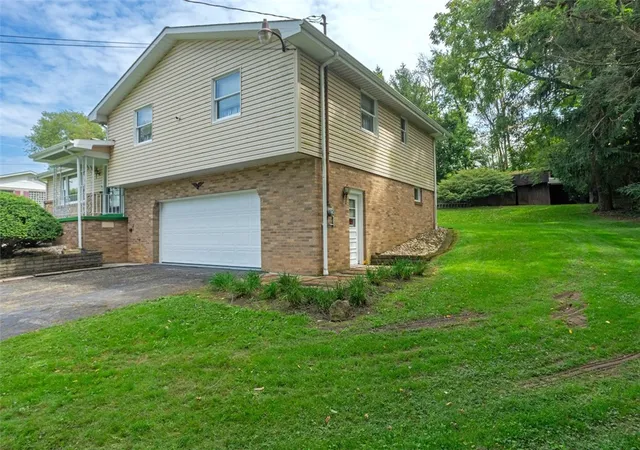 Photo 3 of Single family home for sale at 934 Old State Route 66, City Of Greensburg, PA 15601 | MLS# 1772564 | Listing updated on 2026-09-11
