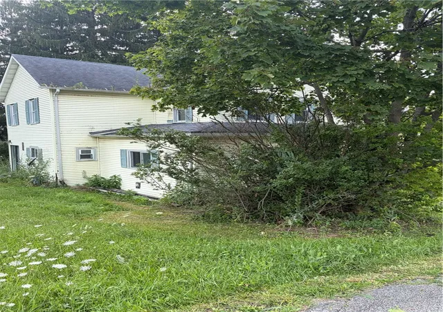 Photo 2 of Single family home for sale at 900 W 4th Avenue, Derry Boro, PA 15627 | MLS# 1772489 | Listing updated on 2026-09-02