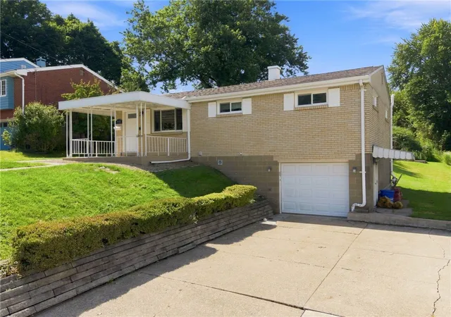 Photo 2 of Single family home for sale at 718 Illini Dr, Monroeville, PA 15146 | MLS# 1772367 | Listing updated on 2026-10-15