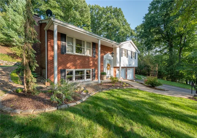 Photo 3 of Single family home for sale at 3465 Burnett Dr, Murrysville, PA 15668 | MLS# 1772492 | Listing updated on 2026-09-02