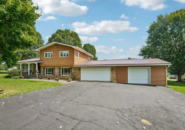 Photo 2 of Single family home for sale at 1104 Greenfield Rd, Lackawannock Twp, PA 16148 | MLS# 1772698 | Listing updated on 2026-09-19