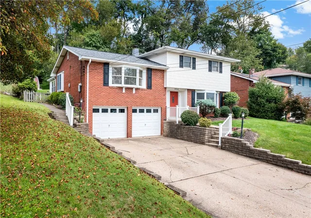Photo 2 of Sale Pending at 904 Lindenwood Dr, Castle Shannon, PA 15234 | MLS# 1772648 | Listing updated on 2026-09-08