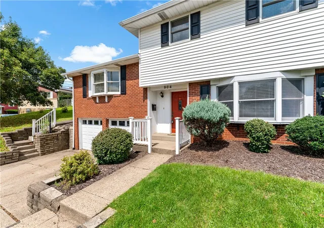 Photo 3 of Sale Pending at 904 Lindenwood Dr, Castle Shannon, PA 15234 | MLS# 1772648 | Listing updated on 2026-09-08