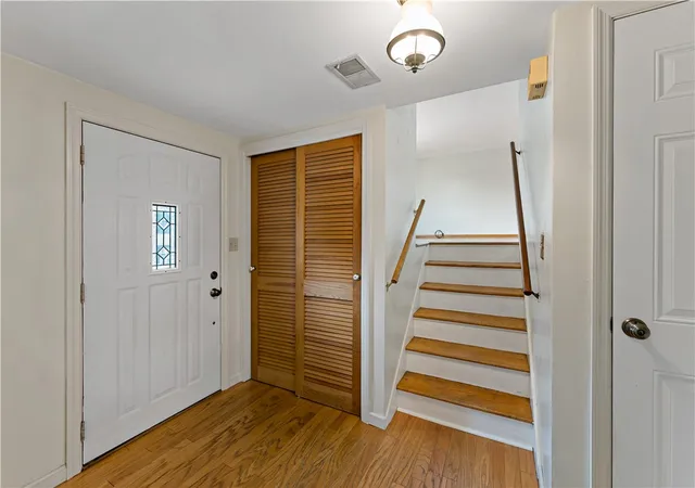 Photo 4 of Sale Pending at 904 Lindenwood Dr, Castle Shannon, PA 15234 | MLS# 1772648 | Listing updated on 2026-09-08