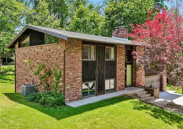 Photo 2 of Single family home for sale at 2772 Clearview Rd, Hampton, PA 15101 | MLS# 1772678 | Listing updated on 2026-09-29