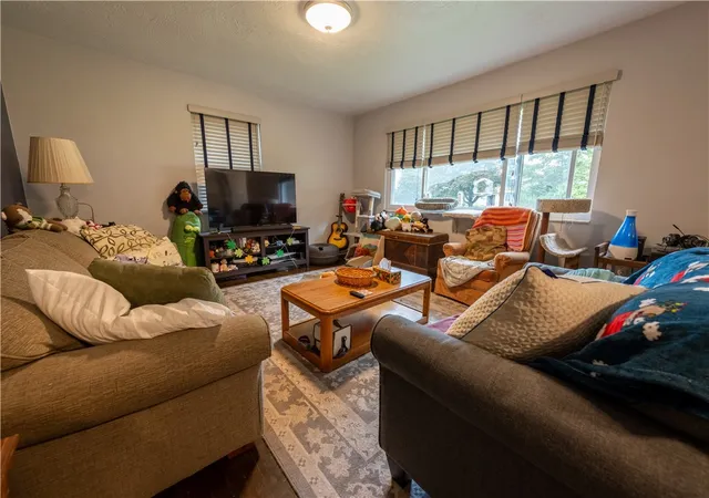 Photo 4 of Single family home for sale at 1013 Shenango Rd, Chippewa Twp, PA 15010 | MLS# 1770086 | Listing updated on 2026-09-02