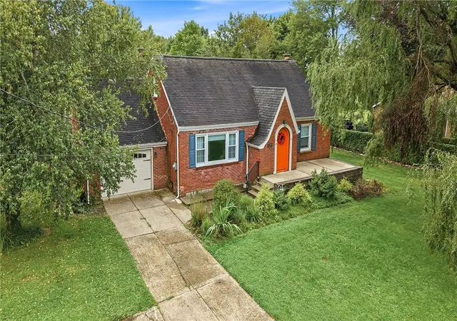 Photo 2 of Single family home for sale at 17 W Oakwood Way, Neshannock Twp, PA 16105 | MLS# 1772752 | Listing updated on 2026-09-09
