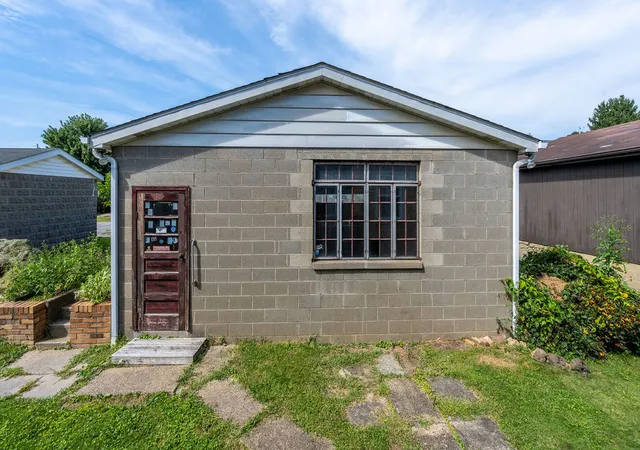 Photo 4 of Single family home for sale at 1720 Tyler St, Aliquippa, PA 15001 | MLS# 1772815 | Listing updated on 2026-09-04