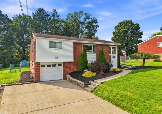 Photo 2 of Sale Pending at 189 Rosemont Dr, Moon/crescent Twp, PA 15108 | MLS# 1772523 | Listing updated on 2026-09-06