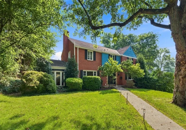 Photo 2 of Single family home for sale at 809 White Oak Cir, Mt Lebanon, PA 15228 | MLS# 1772760 | Listing updated on 2026-09-20