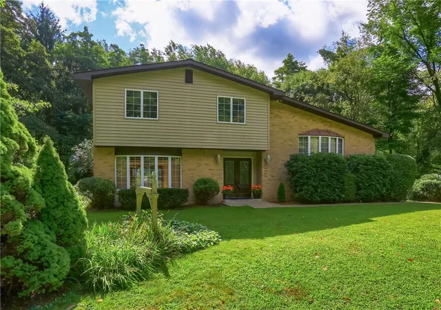 Photo 2 of Single family home for sale at 119 Buckingham Dr, Middlesex Twp, PA 16059 | MLS# 1771626 | Listing updated on 2026-09-09