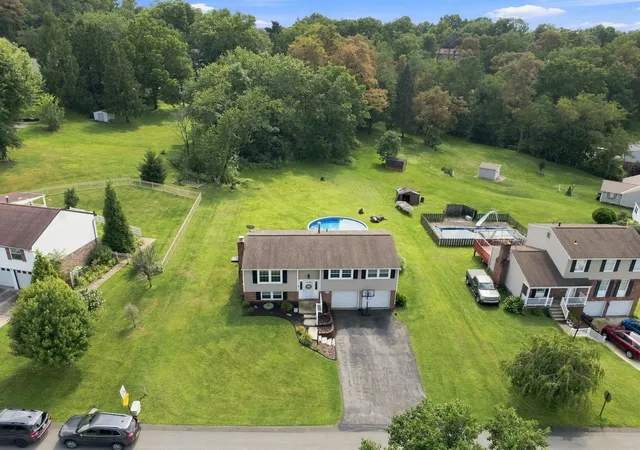Photo 3 of Single family home for sale at 27 Pheasant Run Dr, Penn Twp, PA 15632 | MLS# 1772872 | Listing updated on 2026-09-13