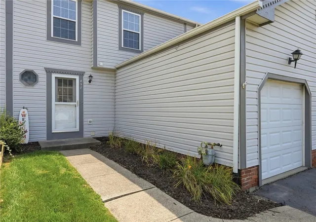 Photo 3 of Townhouse for sale at 857 Sunset Cir, Cranberry Twp, PA 16066 | MLS# 1772643 | Listing updated on 2026-09-03