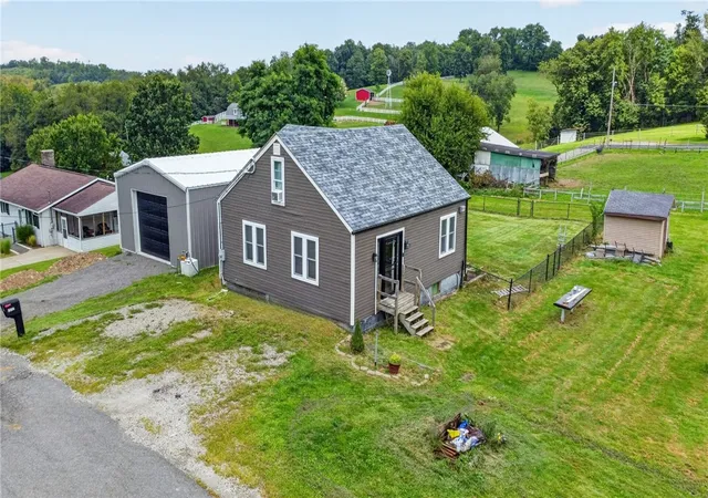 Photo 1 of Single family home for sale at 424 Pershing Ave, Houston, PA 15342 | MLS# 1772850 | Listing updated on 2026-09-12