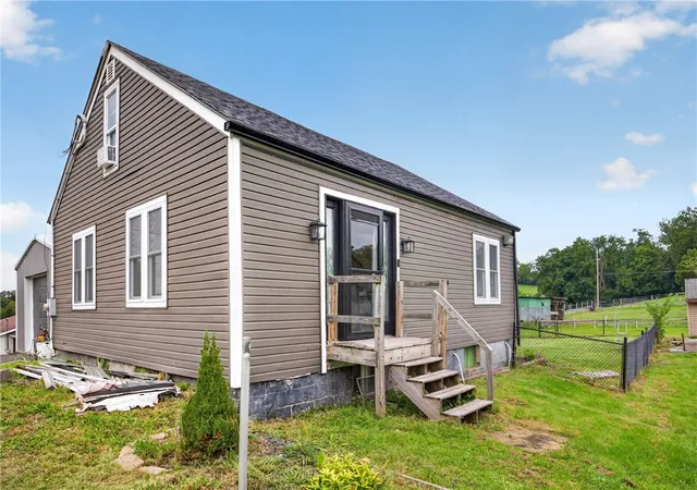 Photo 4 of Single family home for sale at 424 Pershing Ave, Houston, PA 15342 | MLS# 1772850 | Listing updated on 2026-09-12