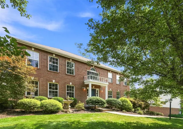 Photo 2 of Single family home for sale at 1512 Laurel Ridge Dr, Moon/crescent Twp, PA 15046 | MLS# 1772975 | Listing updated on 2026-09-13