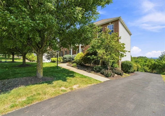 Photo 3 of Single family home for sale at 1512 Laurel Ridge Dr, Moon/crescent Twp, PA 15046 | MLS# 1772975 | Listing updated on 2026-09-13