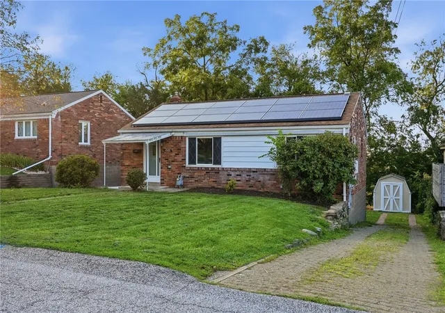 Photo 3 of Single family home for sale at 1522 Blossom Hl Rd, Castle Shannon, PA 15234 | MLS# 1772593 | Listing updated on 2026-09-27