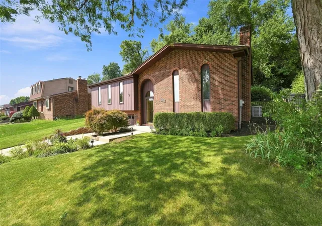 Photo 1 of Single family home for sale at 628 Ray Dr, Carnegie, PA 15106 | MLS# 1772989 | Listing updated on 2026-09-09