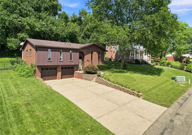 Photo 3 of Single family home for sale at 628 Ray Dr, Carnegie, PA 15106 | MLS# 1772989 | Listing updated on 2026-09-09