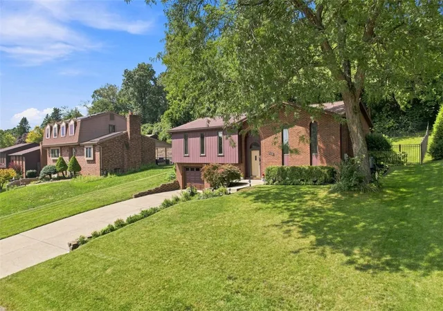 Photo 3 of Single family home for sale at 628 Ray Dr, Carnegie, PA 15106 | MLS# 1772989 | Listing updated on 2026-10-14
