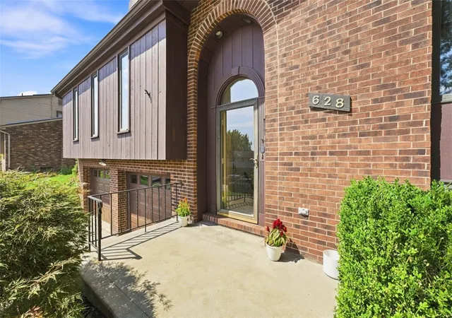 Photo 4 of Single family home for sale at 628 Ray Dr, Carnegie, PA 15106 | MLS# 1772989 | Listing updated on 2026-10-14