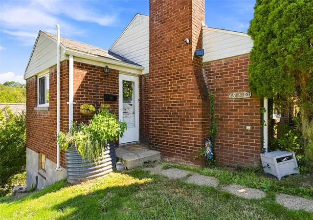 Photo 2 of Single family home for sale at 5835 Keystone Dr, Bethel Park, PA 15102 | MLS# 1772218 | Listing updated on 2026-09-29